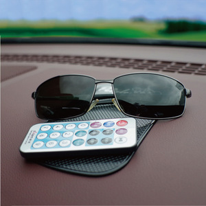 Tapis antidérapant pour tableau de bord de voiture, matériau TPE 5 mm, design uni, pour placer téléphone et lunettes de soleil - Product Image 1