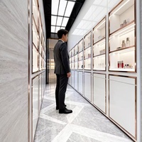 Vitrine de présentation de parfums de luxe en or rose avec éclairage LED, écologique, robuste, incurvée, multi-niveaux, taille personnalisable