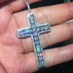 Ciondolo a Croce con Diamante in Oro Bianco, Taglio Brillante Naturale Rotondo, Colore G, Gioiello Unisex Religioso - Product Image 1