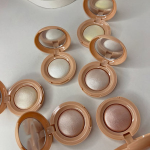 Resaltador y <span class=keywords><strong>bronceador</strong></span> holográfico de diamante vegano, polvo prensado alimentado por minerales para maquillaje de cara, cuerpo y mejillas - Product Image 1