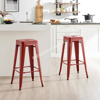 Chaises de bar blanches personnalisées en gros Tabouret de bar en métal Tolix Tabourets en métal empilables pour le dîner au restaurant à vendre
