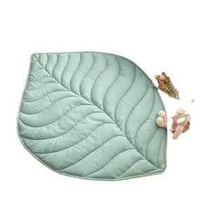 Tapis de jeu créatif pour chambre d'enfant, tapis d'éveil double usage pour bébé, tapis matelassé en forme de feuille 143*107cm, antidérapant, adapté aux animaux de compagnie - Product Image 1