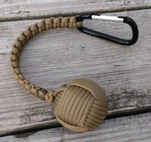 2025 thiết kế mới ngoài trời bền Paracord khỉ nắm tay bóng Lõi 12 inch dài dây buộc Keychain khỉ nắm tay hôn - Product Image 1