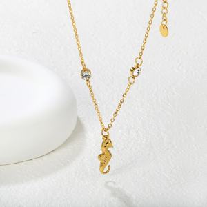 Collier tendance pour femme en acier inoxydable étanche, style plage et océan, pendentif plaqué or 18 carats, chaîne à maillons en zircon, collier hippocampe - Product Image 3