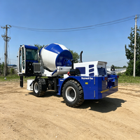 Camion malaxeur à béton autochargeant de 3,5 m³ avec réservoir d'eau intégré, pompe haute pression et système de nettoyage pour les chantiers de construction