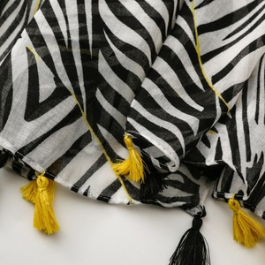 Châu Âu Và Mỹ Cotton Cảm Thấy Dày Satin Khăn Polyester Hijab Của Phụ Nữ Dòng Ngựa Vằn Rìa Khăn Bãi Biển Khăn Choàng - Product Image 4