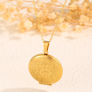 Kalung Liontin Foto Berbentuk Hati Peach yang Dapat Dibuka, Berlapis Emas 18K, Bahan Stainless Steel, Liontin Terukir, Rantai Kalung untuk Wanita - Product Image 3