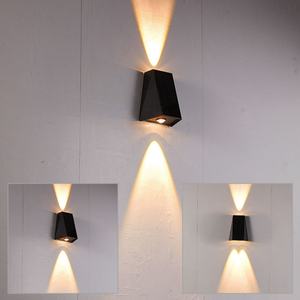 ไฟติดผนังโซลาร์เซลล์ LED สำหรับภายนอกบ้าน ระเบียง สวน กันน้ำ ส่องขึ้นลงได้ ใช้สำหรับลานบ้าน บันได - Product Image 1