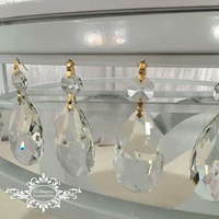 Table de mariage blanche avec cadre en forme de cœur orné de gouttes de cristal et plateau rond en acier inoxydable