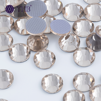 Strass réfractifs en verre légers et aériens, lavables, à dos plat, thermocollants, à 12 facettes, pour la décoration de chapeaux et la garniture de chaussures