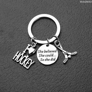 Porte-clés de hockey sur glace « I love Heart » : <span class=keywords><strong>elle</strong></span> croyait qu'<span class=keywords><strong>elle</strong></span> pouvait, alors <span class=keywords><strong>elle</strong></span> l'a fait – Cadeau pour entraîneur de hockey, accessoire pour sac et voiture - Product Image 2