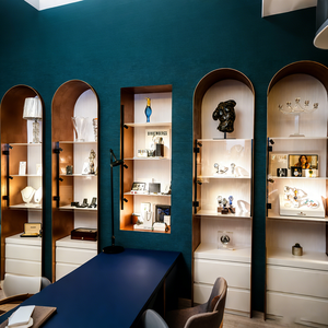 Vitrina de exhibición de lujo moderna y minimalista con iluminación LED, arco de vidrio con marco dorado - Product Image 6