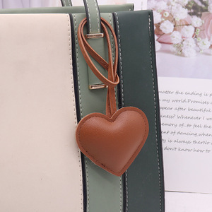 <span class=keywords><strong>Portachiavi</strong></span> a Forma di Cuore in Pelle per Donne e Ragazze, Grazioso Ciondolo a Cuore per Borse, Zaini e Borsette, Accessori di <span class=keywords><strong>Lusso</strong></span> Firmati - Product Image 4