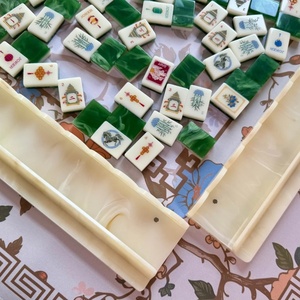 Juego de Mahjong Americano de Acrílico Grabado con Esmeraldas, Estilo Americano, con Diseño de Fuego y Riqueza, Nuevo y Popular, Regalo para Juegos de Casino - Product Image 1