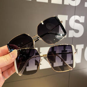 Gafas de Sol Cuadradas Retro con Montura de Metal para Hombre y Mujer, Gafas de Sol Irregulares de Doble Puente, Lentes Anti UV de Lujo, para Playa - Product Image 4