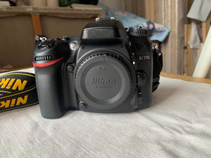 Appareil photo numérique reflex numérique Nikon D7100 24MP d'occasion avec monture F et flash intégré - Product Image 1