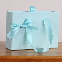 Boîte cadeau à tiroir coulissant rigide avec logo personnalisé, pelliculage mat, gaufrage, poignée en ruban de papier couché pour l'emballage d'écharpes et de vêtements