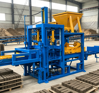 Machine à briques robuste avec système de pressage durable pour la fabrication de matériaux de construction commerciaux