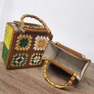 Sac à bandoulière vintage en crochet avec fermeture éclair, en polyester, motif floral patchwork, portable et tendance, idéal pour les vacances - Product Image 4