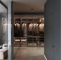 Armoire de chambre à coucher de style villa de luxe, avec portes en verre et structure en acier, placard moderne en bois sur mesure, dressing