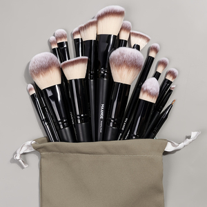 Lot de 18 pinceaux de maquillage noirs personnalisables avec logo OEM, 5 houppettes triangulaires, sac en velours, outils en poils synthétiques – Vente en gros directe usine - Product Image 5