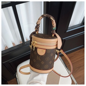 Sac fourre-tout en cuir PU de haute qualité, de style bohème, pour femmes, sac à bandoulière tendance, fermeture éclair, imperméable, logo personnalisé - Product Image 5