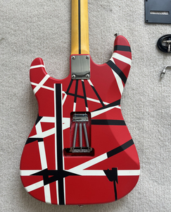 Guitare électrique rouge <span class=keywords><strong>mat</strong></span> à 6 cordes personnalisée en usine, bandes noires et blanches, manche en érable, prix abordable, accepte la personnalisation - Product Image 3