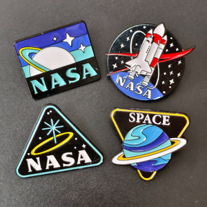 4 pzs. Pin esmaltado de Saturno de la <span class=keywords><strong>NASA</strong></span>, broche de galaxia y universo, insignia de solapa de planeta para mochila, <span class=keywords><strong>chaqueta</strong></span>, sombrero, regalo - Product Image 1