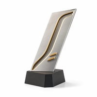 Frond Metall Umweltfreundliche 3D-Trophäe Gebogenes Champagner-Goldblatt-Trio-Design Maßgefertigte Auszeichnungstrophäe für Natur
