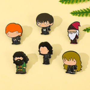 Spilla in smalto con personaggio dei cartoni animati Kawaii, stile distintivo della scuola di <span class=keywords><strong>magia</strong></span> di Harry Potter, ispirata a <span class=keywords><strong>film</strong></span> classici, per souvenir e regali - Product Image 2
