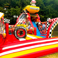 Château gonflable sur le thème de la course avec obstacles d'escalade, toboggan et zone de saut pour location en extérieur