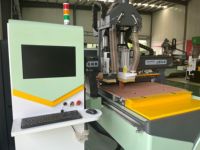 Machine de découpe de panneaux de porte en bois avec chargement et déchargement automatiques CNC Nesting Router