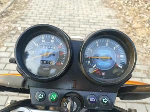 Las Motocicletas y Ciclomotores Suzuki con Motor de 125cc Tienen Gran Potencia y Pueden Navegar a Través del Tráfico Urbano. - Product Image 2