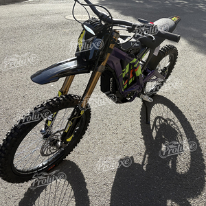 EN STOCK AVEC LIVRAISON IMMÉDIATE : Vélo tout-terrain Surron Light X 10kW à transmission intermédiaire, 35Ah, suspension intégrale, avec chargeur, modèle Surron Ultra Bee - Product Image 2