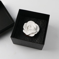 Diffuseur d'huiles essentielles en porcelaine faite à la main avec base en bois, motif rose en céramique, pour parfumer l'ambiance domestique