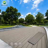Planches de terrasse extérieures en WPC creux, imperméables et anti-UV, avec texture bois composite pour projets de patio, balcon et aménagement paysager