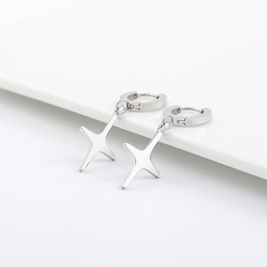 Boucles d'oreilles Huggie yunnique en forme d'étoile, en acier titane, serties de diamants, minimalistes, unisexes, tendance - Product Image 4