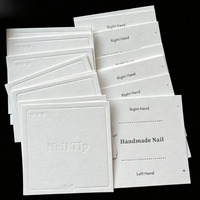 Carte de présentation pour ongles en papier de coton blanc de luxe avec texture dorée personnalisée, design en relief