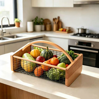 Metalen draadmand met houten handvat, fruit- en groentemand voor aanrecht en tuin