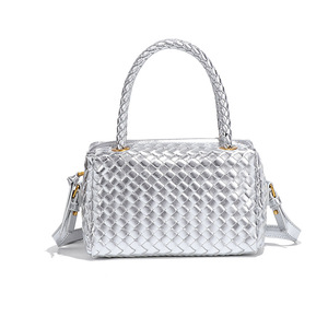 Nuova Borsa a Tracolla 2024 in Pelle PU Intrecciata a Mano, Stile Pillow Tote, per Fotocamera e Trucchi - Product Image 6