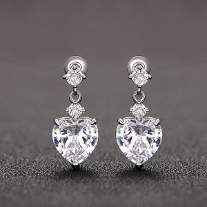 Graziosi orecchini a forma di cuore per donna con accenti di cristalli scintillanti, gioielli da indossare tutti i giorni - Product Image 1