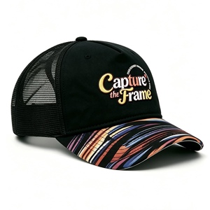 Gorra Trucker Negra Personalizada con Malla Trasera, Visera con Estampado Colorido y Bordado Degradado para un Estilo Urbano Informal - Product Image 2