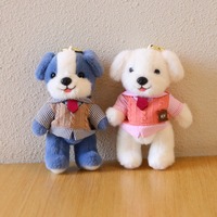 Porte-clés en peluche 3D personnalisé, dessin animé, pour clés de voiture, sacs d'école, cadeaux, mignon, drôle, chien en peluche avec vêtements