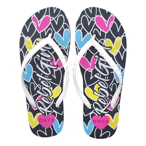 Chanclas de goma planas para mujer, diseño personalizado al por mayor, con estampado de corazones, estilo moderno y encantador, para el verano. - Product Image 2