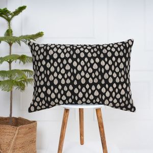 <span class=keywords><strong>Housse</strong></span> <span class=keywords><strong>de</strong></span> <span class=keywords><strong>coussin</strong></span> style ferme à motifs imprimés, motif feuilles <span class=keywords><strong>noir</strong></span> <span class=keywords><strong>et</strong></span> blanc, <span class=keywords><strong>housse</strong></span> <span class=keywords><strong>de</strong></span> <span class=keywords><strong>coussin</strong></span> décorative, matériaux <span class=keywords><strong>et</strong></span> tailles personnalisables - Product Image 3