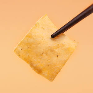 Чипсы из ямса Huanglaowu, тонкие ломтики, 65 г – популярный снек, офисный перекус, лакомство для утоления голода - Product Image 2