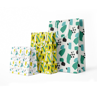 Sacs en papier personnalisés imprimés avec un tampon doré mat pour l'emballage de vêtements, sacs promotionnels de luxe colorés pour cadeaux