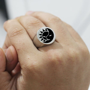 Bague Homme en Acier Inoxydable Soleil et Lune 22MM, Design Géométrique Rond, Bijou Tendance, Idée Cadeau - Product Image 2