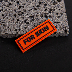 China Factory Stock 3D Soft PVC Auricular Agujero Parche para bolsas Material de goma lavable - Product Image 1