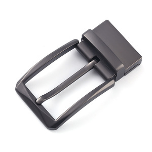 Ceinture en métal pour femme, fabriquée par le fabricant, avec boucle à design ajouré, lettres, sangles rondes et logo personnalisé. - Product Image 4